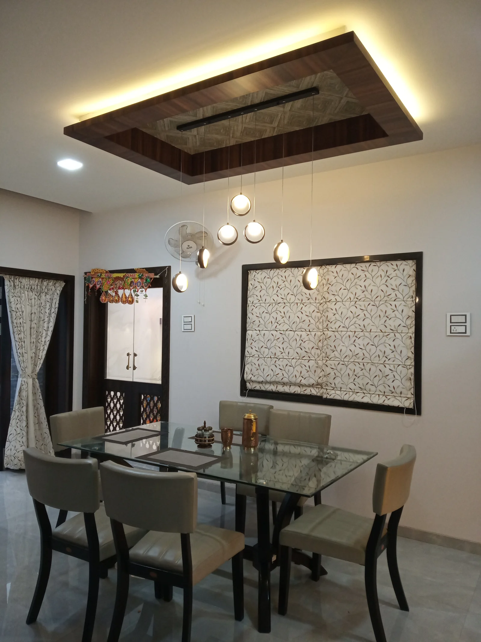 Dining area with ceiling design