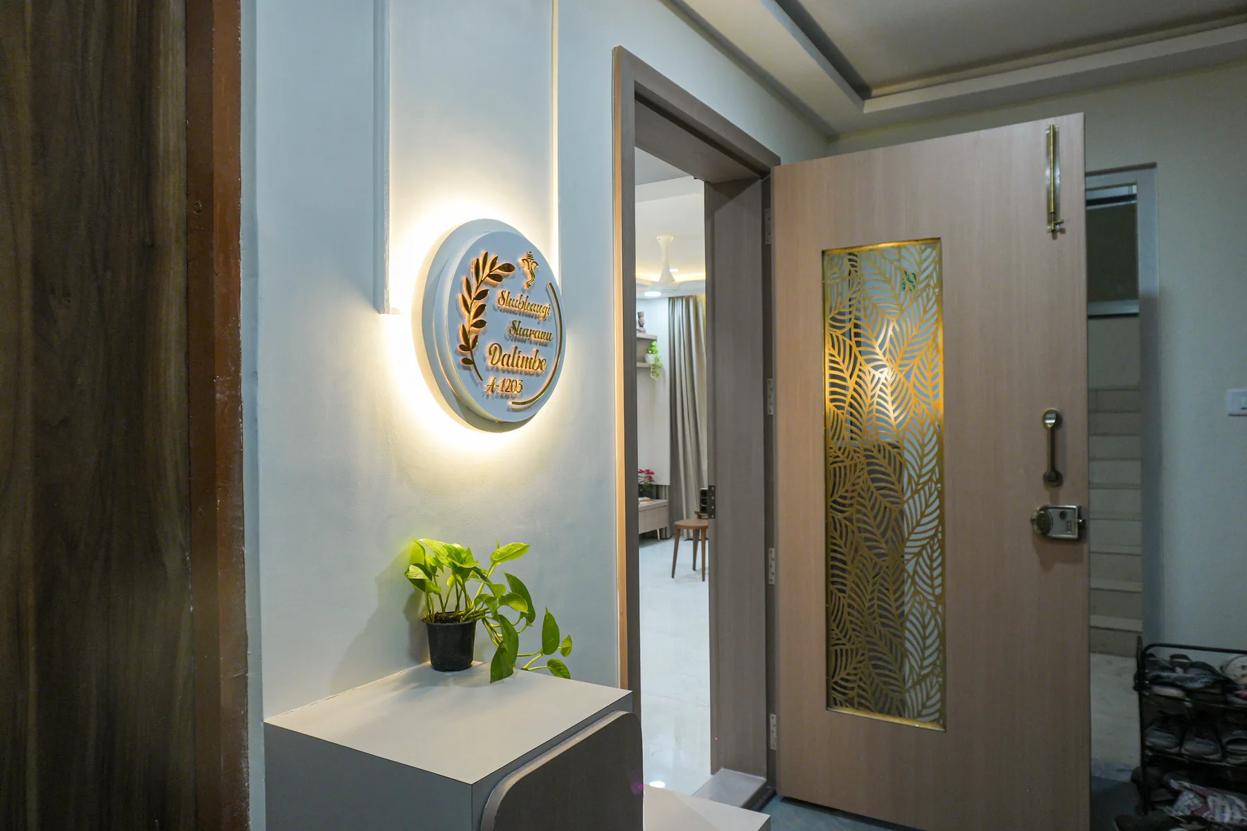 Sharnu Dalimbe residence, entrance foyer